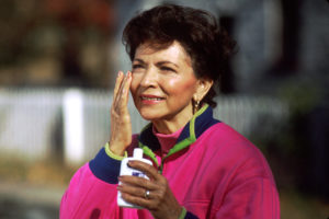 Woman_applying_sunscreen